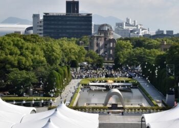 Περιστέρια πετούν στον ουρανό στη διάρκεια της τελετής μνήμης για την επέτειο ρίψης της ατομικής βόμβας στη Χιροσίμα. Στο βάθος διακρίνεται το κτήριο με τον θόλο της ατομικής βόμβας στο Πάρκο Ειρήνης της πόλης (φωτ.: EPA/JIJI Press)