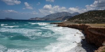 Κύματα στις βόρειες ακτές του Λασιθίου (φωτ.: EUROKINISSI/Μιχάλης Καραγιάννης)