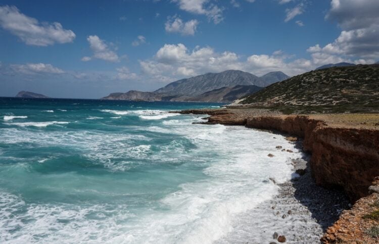 Κύματα στις βόρειες ακτές του Λασιθίου (φωτ.: EUROKINISSI/Μιχάλης Καραγιάννης)