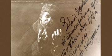 Αυτόγραφο του Μάνου Κατράκη. Βρέθηκε σε ένα στραπατσαρισμένο βαλιτσάκι του '50 που έπεσε στα χέρια παλαιοπώλη στο Μπιτ Παζάρ της Θεσσαλονίκης (φωτ. αρχείου: ΑΠΕ-ΜΠΕ / Νίκος Αρβανιτίδης)