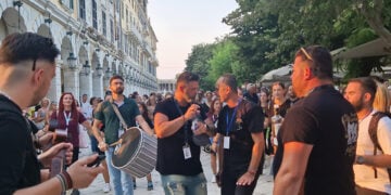 «Ζέσταμα» στο Λιστόν και μια πρόγευση από τα όσα έγιναν στην Πλατεία Παλιού Λιμανιού, στη Σπηλιά (φωτ.: Facebook / Katerina Bili)