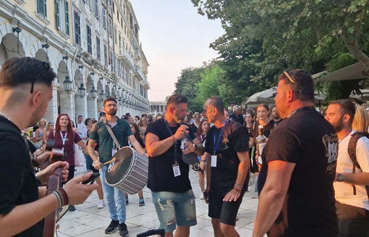 «Ζέσταμα» στο Λιστόν και μια πρόγευση από τα όσα έγιναν στην Πλατεία Παλιού Λιμανιού, στη Σπηλιά (φωτ.: Facebook / Katerina Bili)