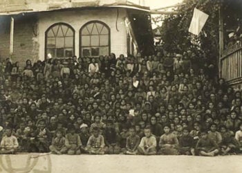 Πρόσφυγες από την Κιουτάχεια. Συλλογή Αναστάσιου Κανελλόπουλου (πηγή: Ψηφιοποιημένες Συλλογές του Ελληνικού Λογοτεχνικού και Ιστορικού Αρχείου)