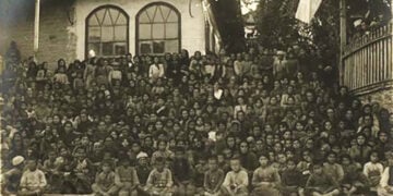 Πρόσφυγες από την Κιουτάχεια. Συλλογή Αναστάσιου Κανελλόπουλου (πηγή: Ψηφιοποιημένες Συλλογές του Ελληνικού Λογοτεχνικού και Ιστορικού Αρχείου)