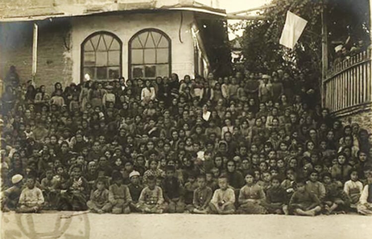 Πρόσφυγες από την Κιουτάχεια. Συλλογή Αναστάσιου Κανελλόπουλου (πηγή: Ψηφιοποιημένες Συλλογές του Ελληνικού Λογοτεχνικού και Ιστορικού Αρχείου)
