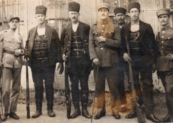 «Τα παλληκάρια του Ανζαβούρ, αντιπάλου του Κεμάλ» (πηγή: Αρχείο Φαίδωνα Παπαθεοδώρου)