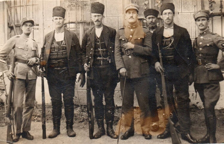 «Τα παλληκάρια του Ανζαβούρ, αντιπάλου του Κεμάλ» (πηγή: Αρχείο Φαίδωνα Παπαθεοδώρου)