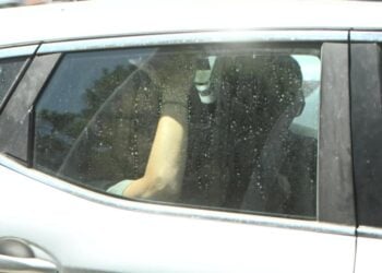 Εικόνα από τη μεταφορά στο Λιμεναρχείο Φλοίσβου, της γυναίκας που συνελήφθη για την υπόθεση με το κορίτσι που βρέθηκε νεκρό σε παραλία στο Π. Φάληρο (φωτ.: 
Κώστας Τζούμας/ EUROKINISSI)