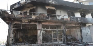 Το κτήριο, όπου προσέκρουσε το ΙΧ καταστράφηκε από τη φωτιά που ακολούθησε (φωτ.: EUROKINISSI/Σωτήρης Δημητρόπουλος)