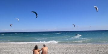 Kite surf σε παραλία της Λάρισας (φωτ.: EUROKINISSI)