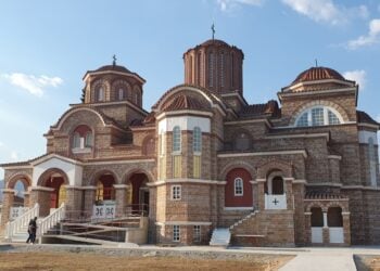 Η μονή δεσπόζει στη Νέα Κρώμνη (φωτ.: ΑΠΕ-ΜΠΕ)