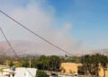 Καπνός από τη φωτιά στο Θορικό Λαυρίου (φωτ.: Facebook / Πυροπροστασία Δασών Λαυρεωτικής)