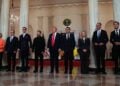 Η καθιερωμένη οικογενειακή φωτογραφία στον Λευκό Οίκο. Από αριστερά, η Ούρσουλα φον ντερ Λάιεν, ο Κιρ Στάρμερ, ο Αλεξάντερ Στουμπ, ο Βολοντίμιρ Ζελένσκι, ο Ντόναλντ Τραμπ, ο Εμανουέλ Μακρόν, η Τζόρτζια Μελόνι, ο Φρίντριχ Μερτς και ο Μαρκ Ρούτε (φωτ.: EPA/Aaron Schwartz/POOL)
