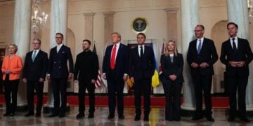 Η καθιερωμένη οικογενειακή φωτογραφία στον Λευκό Οίκο. Από αριστερά, η Ούρσουλα φον ντερ Λάιεν, ο Κιρ Στάρμερ, ο Αλεξάντερ Στουμπ, ο Βολοντίμιρ Ζελένσκι, ο Ντόναλντ Τραμπ, ο Εμανουέλ Μακρόν, η Τζόρτζια Μελόνι, ο Φρίντριχ Μερτς και ο Μαρκ Ρούτε (φωτ.: EPA/Aaron Schwartz/POOL)