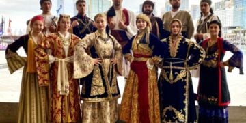Μέλη του Λυκείου Ελληνίδων Σίδνεϊ με παραδοσιακές ελληνικές ενδυμασίες (φωτ.: facebook/Hellenic Lyceum Sydney)