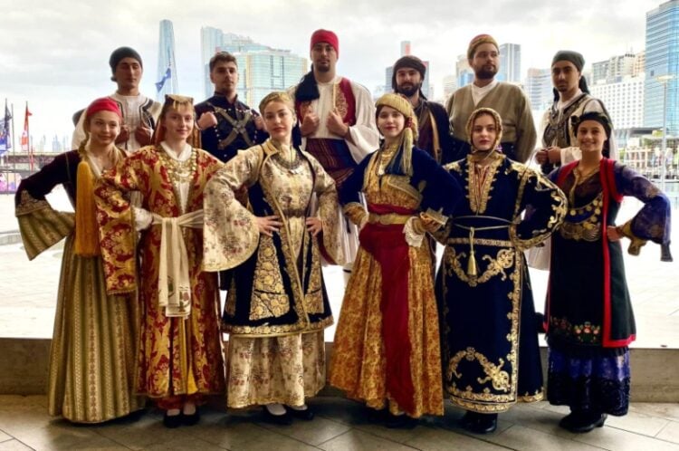 Μέλη του Λυκείου Ελληνίδων Σίδνεϊ με παραδοσιακές ελληνικές ενδυμασίες (φωτ.: facebook/Hellenic Lyceum Sydney)