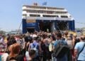 Ταξιδιώτες επιβιβάζονται σε πλοίο στο λιμάνι του Πειραιά (φωτ.: EUROKINISSI/Γιάννης Παναγόπουλος)