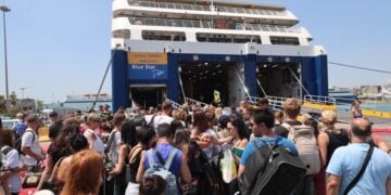Ταξιδιώτες επιβιβάζονται σε πλοίο στο λιμάνι του Πειραιά (φωτ.: EUROKINISSI/Γιάννης Παναγόπουλος)