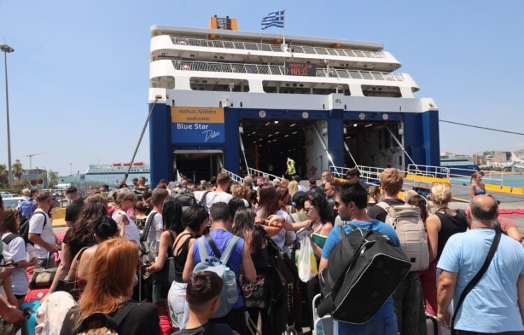 Ταξιδιώτες επιβιβάζονται σε πλοίο στο λιμάνι του Πειραιά (φωτ.: EUROKINISSI/Γιάννης Παναγόπουλος)