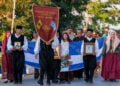 πομπή προς την Πλατεία του Μικρασιάτη Πρόσφυγα στον Άγιο Δημήτριο Λήμνου (φωτ.: Facebook / Μορφωτικός & Εκπολιτιστικός Σύλλογος Αγίου Δημητρίου)