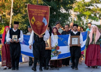 πομπή προς την Πλατεία του Μικρασιάτη Πρόσφυγα στον Άγιο Δημήτριο Λήμνου (φωτ.: Facebook / Μορφωτικός & Εκπολιτιστικός Σύλλογος Αγίου Δημητρίου)