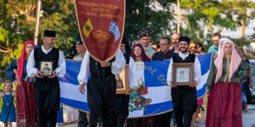 πομπή προς την Πλατεία του Μικρασιάτη Πρόσφυγα στον Άγιο Δημήτριο Λήμνου (φωτ.: Facebook / Μορφωτικός & Εκπολιτιστικός Σύλλογος Αγίου Δημητρίου)