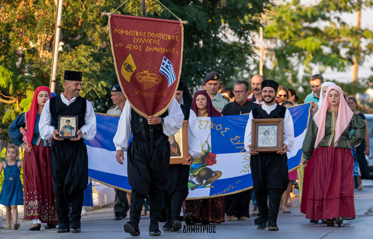 πομπή προς την Πλατεία του Μικρασιάτη Πρόσφυγα στον Άγιο Δημήτριο Λήμνου (φωτ.: Facebook / Μορφωτικός & Εκπολιτιστικός Σύλλογος Αγίου Δημητρίου)