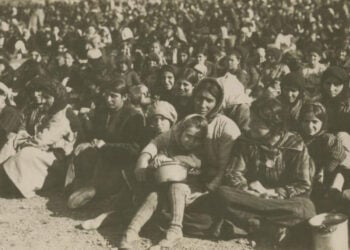 Περιμένοντας το συσσίτιο του American Women’s Hospitals στο νησί της Μακρονήσου (πηγή: Αρχειακές συλλογές του Πανεπιστημίου Drextel, American Women’s Hospitals records)