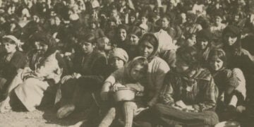 Περιμένοντας το συσσίτιο του American Women’s Hospitals στο νησί της Μακρονήσου. Αρχειακές συλλογές του Πανεπιστημίου Drextel, American Women’s Hospitals records
