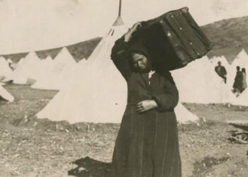 Γυναίκα με όλα τα υπάρχοντά της στη Μακρόνησο. Αρχειακές συλλογές του Πανεπιστημίου Drextel, American Women’s Hospitals records