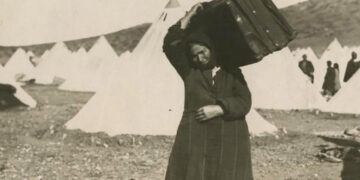 Γυναίκα με όλα τα υπάρχοντά της στη Μακρόνησο. Αρχειακές συλλογές του Πανεπιστημίου Drextel, American Women’s Hospitals records