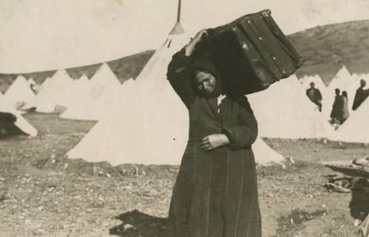 Γυναίκα με όλα τα υπάρχοντά της στη Μακρόνησο. Αρχειακές συλλογές του Πανεπιστημίου Drextel, American Women’s Hospitals records