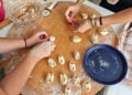 Επί το έργον, για νόστιμα μαντί (φωτ.: Facebook / Σύλλογος Ποντίων Μακροχωρίου)
