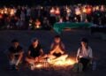 Παιδιά συμμετέχουν μαζί με δεκάδες άλλους στη διάρκεια αγρυπνίας σε πάρκο για τα θύματα της δολοφονικής επίθεσης στο καθολικό σχολείο της Μινεάπολις (φωτ.: EPA/Craig Lassig)