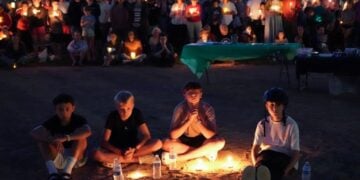 Παιδιά συμμετέχουν μαζί με δεκάδες άλλους στη διάρκεια αγρυπνίας σε πάρκο για τα θύματα της δολοφονικής επίθεσης στο καθολικό σχολείο της Μινεάπολις (φωτ.: EPA/Craig Lassig)