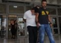 Σε πρώτο πλάνο ο 37χρονος και πίσω του η μητέρα της 10χρονης αποχωρούν από τα δικαστήρια συνοδεία αστυνομικών (φωτ.: ΜΟΤΙΟΝΤΕΑΜ/Βασίλης Βερβερίδης)