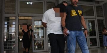Σε πρώτο πλάνο ο 37χρονος και πίσω του η μητέρα της 10χρονης αποχωρούν από τα δικαστήρια συνοδεία αστυνομικών (φωτ.: ΜΟΤΙΟΝΤΕΑΜ/Βασίλης Βερβερίδης)