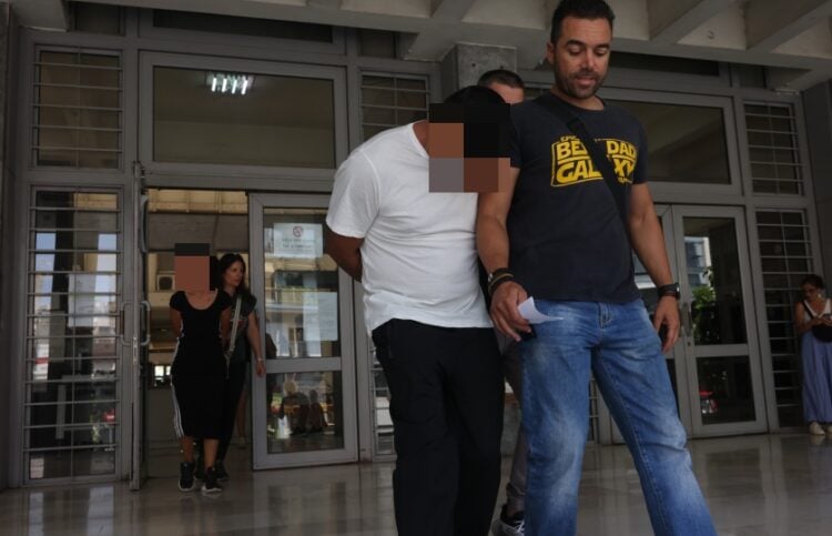 Σε πρώτο πλάνο ο 37χρονος και πίσω του η μητέρα της 10χρονης αποχωρούν από τα δικαστήρια συνοδεία αστυνομικών (φωτ.: ΜΟΤΙΟΝΤΕΑΜ/Βασίλης Βερβερίδης)
