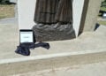 Η επιγραφή και το μαύρο μαντίλι που τοποθετήθηκαν στο Μνημείο για τη Γενοκτονία των Ελλήνων του Πόντου, στην Κω (πηγή: ekfrasi97.gr)