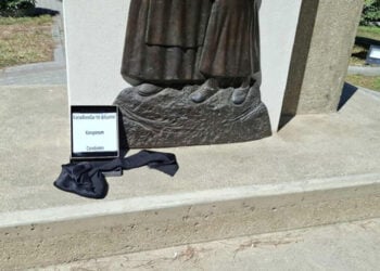 Η επιγραφή και το μαύρο μαντίλι που τοποθετήθηκαν στο Μνημείο για τη Γενοκτονία των Ελλήνων του Πόντου, στην Κω (πηγή: ekfrasi97.gr)