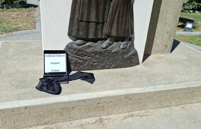 Η επιγραφή και το μαύρο μαντίλι που τοποθετήθηκαν στο Μνημείο για τη Γενοκτονία των Ελλήνων του Πόντου, στην Κω (πηγή: ekfrasi97.gr)