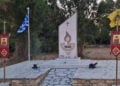 Το Μνημείο Μικρασιατών στον προαύλιο χώρο του ναού του Αγίου Γεωργίου, στη Νέα Αλικαρνασσό της Κω (φωτ.: Facebook / Ειρήνη Μιχάλης Γιωργαλλή)