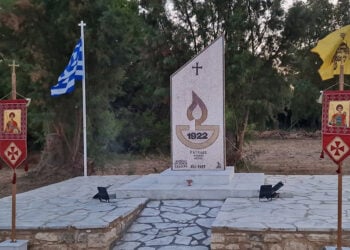 Το Μνημείο Μικρασιατών στον προαύλιο χώρο του ναού του Αγίου Γεωργίου, στη Νέα Αλικαρνασσό της Κω (φωτ.: Facebook / Ειρήνη Μιχάλης Γιωργαλλή)