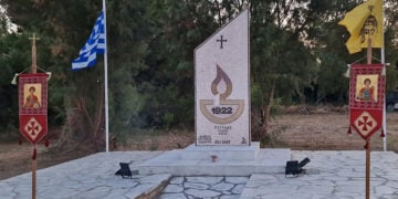 Το Μνημείο Μικρασιατών στον προαύλιο χώρο του ναού του Αγίου Γεωργίου, στη Νέα Αλικαρνασσό της Κω (φωτ.: Facebook / Ειρήνη Μιχάλης Γιωργαλλή)