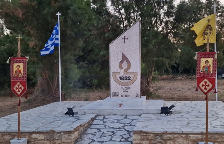 Το Μνημείο Μικρασιατών στον προαύλιο χώρο του ναού του Αγίου Γεωργίου, στη Νέα Αλικαρνασσό της Κω (φωτ.: Facebook / Ειρήνη Μιχάλης Γιωργαλλή)