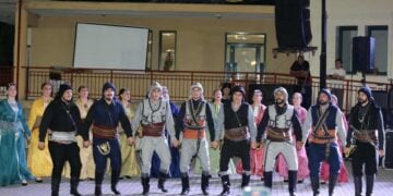 Χορευτές του Μορφωτικού Πολιτιστικού Συλλόγου Μεσαίου Θεσσαλονίκης «Νέα Κοτύωρα» στη διάρκεια της χθεσινής εκδήλωσης (φωτ. Δήμος Ωραιοκάστρου)