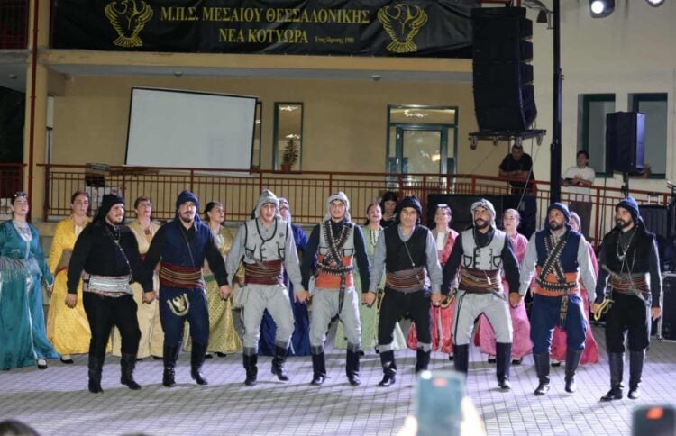 Χορευτές του Μορφωτικού Πολιτιστικού Συλλόγου Μεσαίου Θεσσαλονίκης «Νέα Κοτύωρα» στη διάρκεια της χθεσινής εκδήλωσης (φωτ. Δήμος Ωραιοκάστρου)