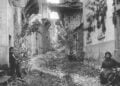 Ο δρόμος προς το Ναό της Παναγίας το 1919, μετά την επιστροφή στο Μοσχονήσι των κατοίκων του που το είχαν εγκαταλείψει στον λεγόμενο πρώτο διωγμό, του 1914. Φανερές οι ζημιές στα σπίτια (φωτ.: Αρχείο Α. Μαΐλη)