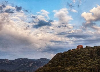 Στιγμιότυπο από το χωριό Νύμφες της Κέρκυρας (φωτ.: EUROKINISSI / Γιώργος Κονταρίνης)