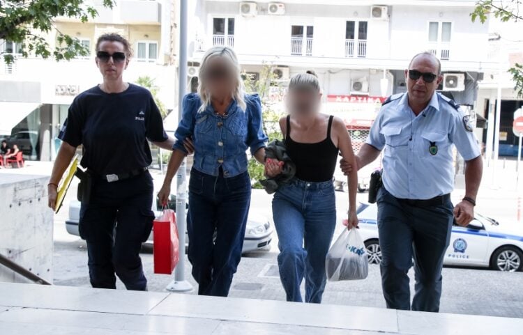 Στιγμιότυπο από την άφιξη της 45χρονης στα δικαστήρια Θεσσαλονίκης (φωτ.: EUROKINISSI/Νάσος Σιμόπουλος)
